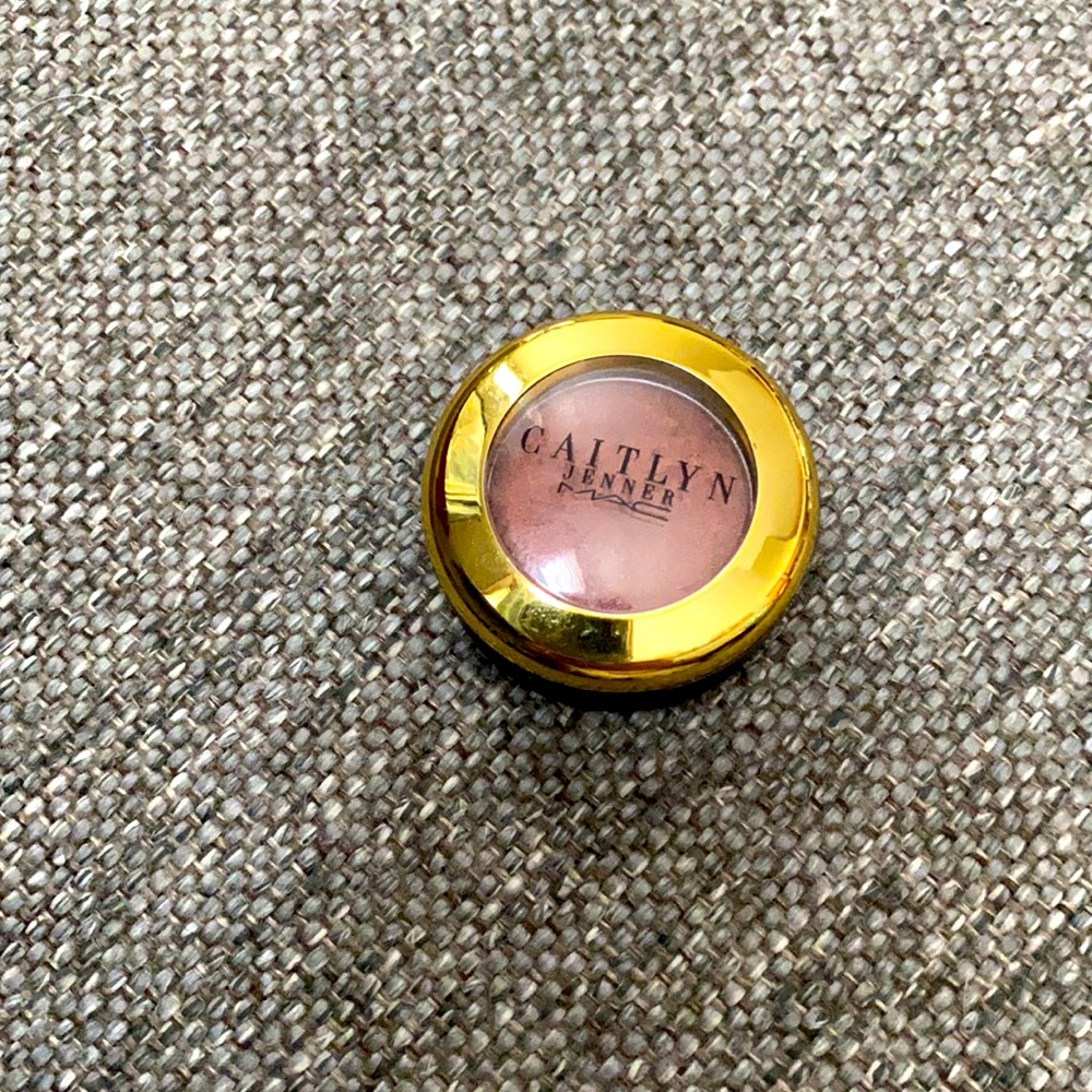 Mac Malibu Bronze Eyeshadow. Opened only to test.